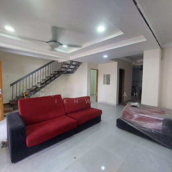 Rumah Teres 2-Tingkat untuk Dijual di Taman Putra Perdana (Puchong) - Gudrotullah Ikhwan - Living Room - PropertyGuru.com.my