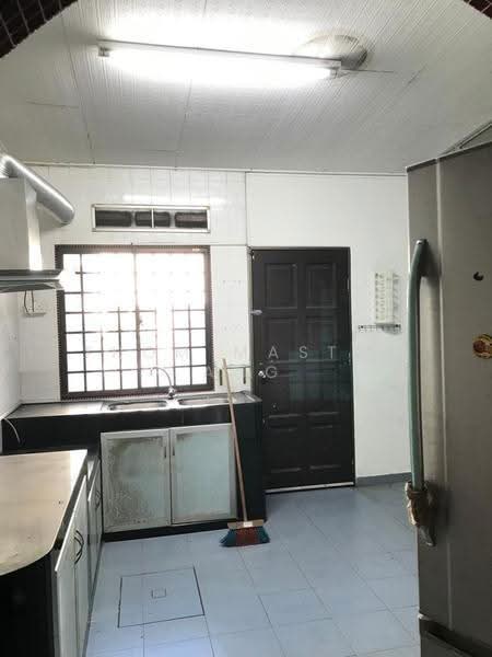 Rumah Teres 2-Tingkat untuk Disewa di Taman Sri Putri (Skudai) - Thom Master Ang - Kitchen - PropertyGuru.com.my