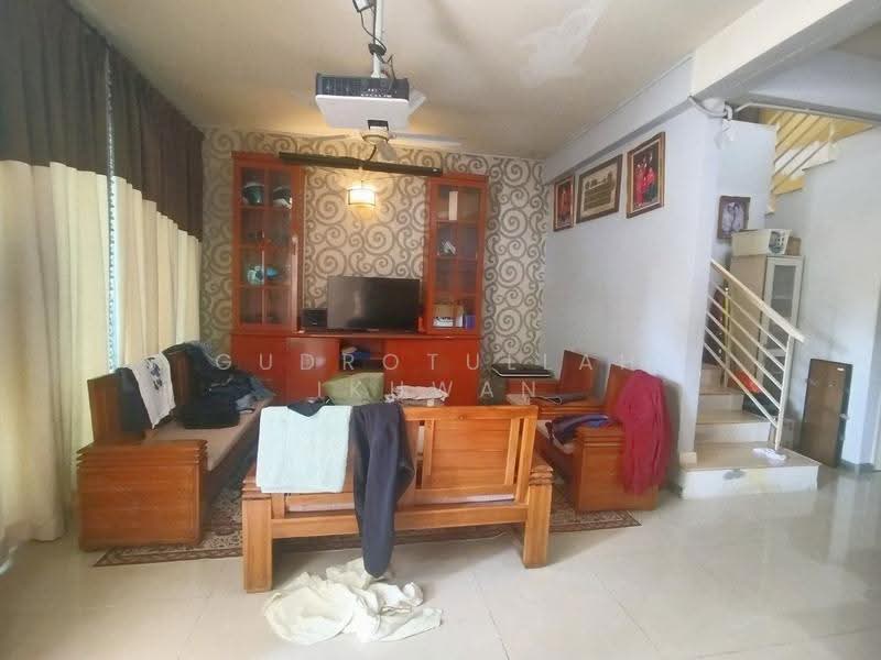 2-storey Terraced House for Sale in Bandar Putra Permai (Seri Kembangan) - Gudrotullah Ikhwan - Living Room - PropertyGuru.com.my
