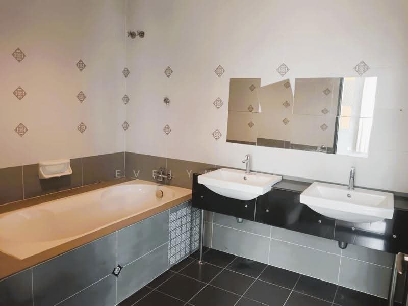 3-storey Terraced House for Sale in Prima Selayang (Selayang) - Evelyn Lee - Bathroom - PropertyGuru.com.my