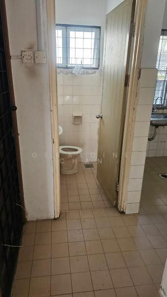 Rumah Teres 2-Tingkat untuk Dijual di Usj 2 (Subang Jaya) - Geraldine Chan - Bathroom - PropertyGuru.com.my