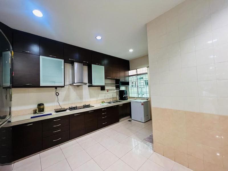 3-storey Terraced House for Rent in Bandar Bukit Tinggi 2 (Klang) - John Tee - Kitchen - PropertyGuru.com.my