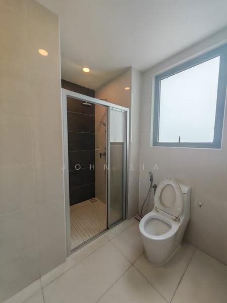 Kondominium untuk Dijual di Royal Strand @ Country Garden Danga Bay - John Sia - Bathroom - PropertyGuru.com.my