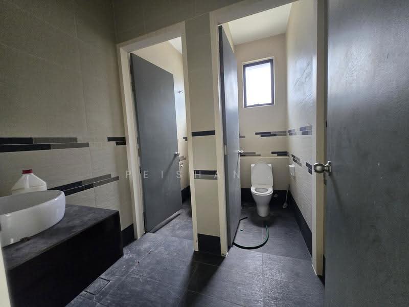 Kilang untuk Disewa di Eco Business Park 1 (Johor Bahru) - PEISHAN . - Bathroom - PropertyGuru.com.my