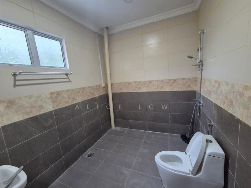 Bungalow House untuk Disewa di Bandar Country Homes (Rawang) - Alice Low - Bathroom - PropertyGuru.com.my