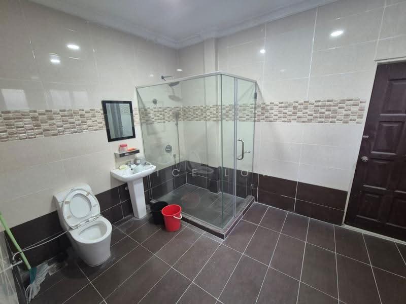 Bungalow House untuk Disewa di Bandar Country Homes (Rawang) - Alice Low - Bathroom - PropertyGuru.com.my