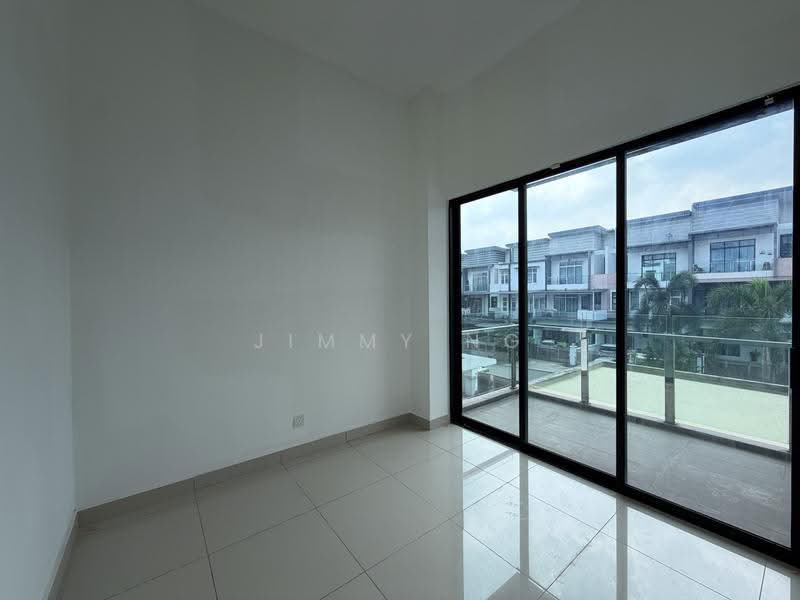Bungalow House untuk Dijual di Taman Bukit Serdang (Seri Kembangan) - Jimmy Ng - Balcony - PropertyGuru.com.my