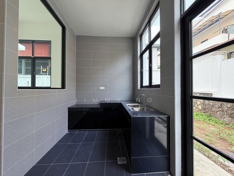 Bungalow House untuk Dijual di Taman Bukit Serdang (Seri Kembangan) - Jimmy Ng - Kitchen - PropertyGuru.com.my