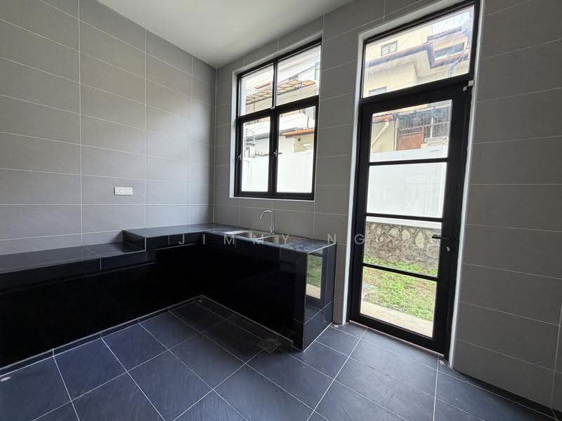 Bungalow House untuk Dijual di Taman Bukit Serdang (Seri Kembangan) - Jimmy Ng - Kitchen - PropertyGuru.com.my