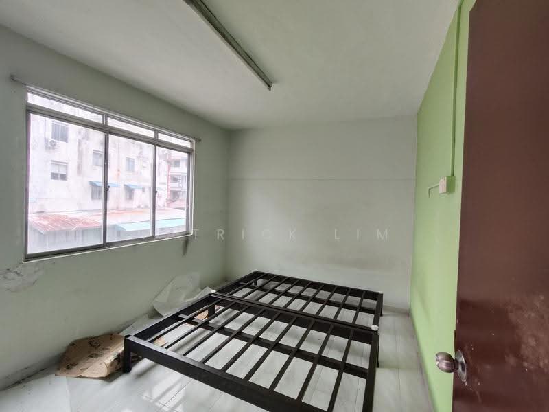 Pangsapuri untuk Dijual di Kota Laksamana Utama - Patrick Lim - Bedroom - PropertyGuru.com.my