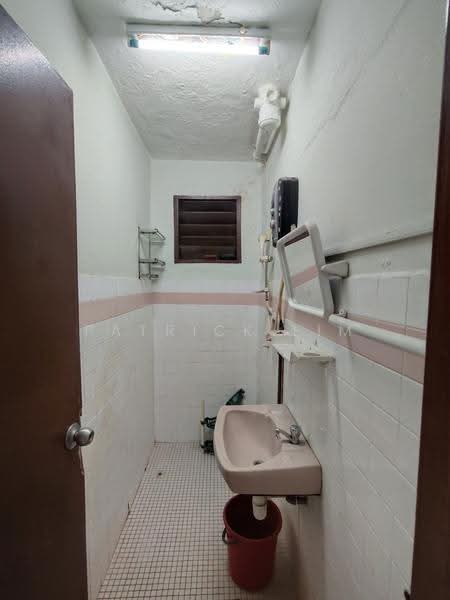 Pangsapuri untuk Dijual di Kota Laksamana Utama - Patrick Lim - Bathroom - PropertyGuru.com.my