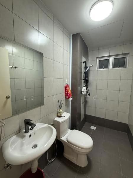 Kediaman Servis untuk Dijual di One 49 Residence - Ee Fong Toh - Bathroom - PropertyGuru.com.my