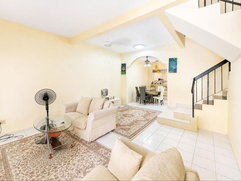 Rumah Teres 2-Tingkat untuk Dijual di Bandar Putra Permai (Seri Kembangan) - Amirah Azmi - Living Room - PropertyGuru.com.my