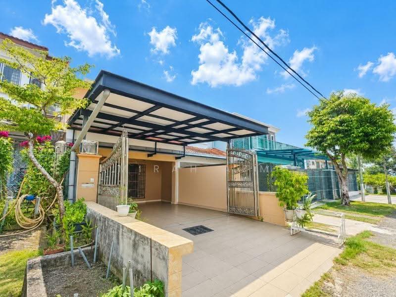 Rumah Teres 2-Tingkat untuk Dijual di Bandar Putra Permai (Seri Kembangan) - Amirah Azmi - Exterior - PropertyGuru.com.my