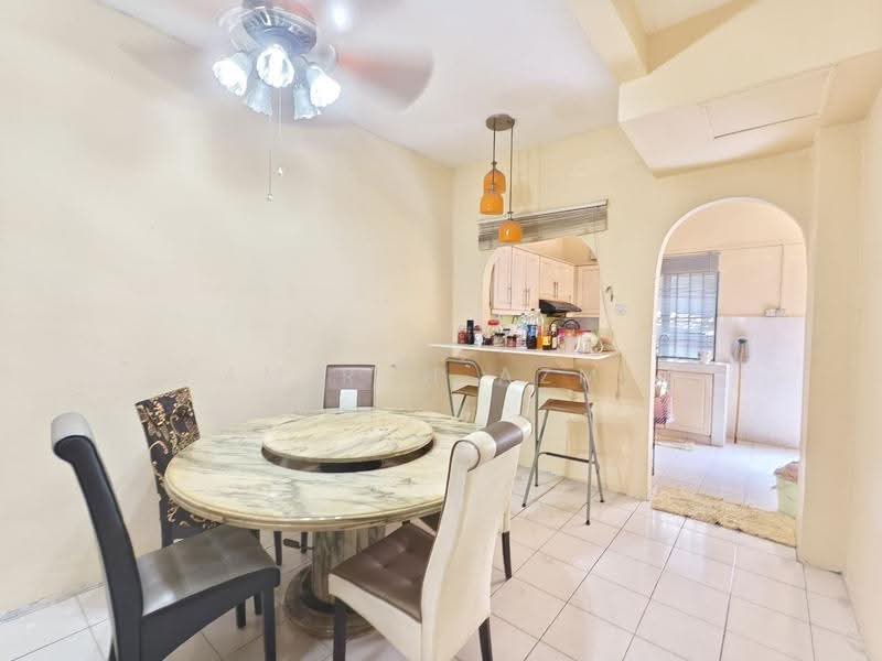 Rumah Teres 2-Tingkat untuk Dijual di Bandar Putra Permai (Seri Kembangan) - Amirah Azmi - Kitchen - PropertyGuru.com.my