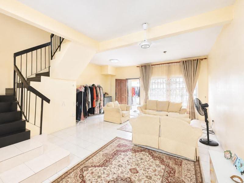 Rumah Teres 2-Tingkat untuk Dijual di Bandar Putra Permai (Seri Kembangan) - Amirah Azmi - Living Room - PropertyGuru.com.my