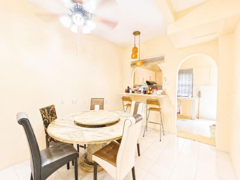 Rumah Teres 2-Tingkat untuk Dijual di Bandar Putra Permai (Seri Kembangan) - Amirah Azmi - Dining Room - PropertyGuru.com.my