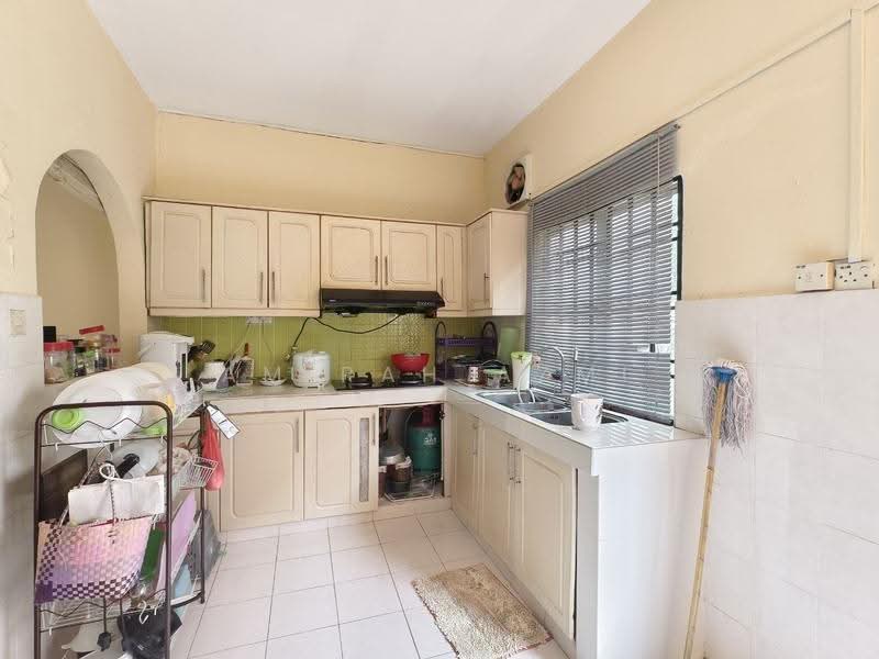 Rumah Teres 2-Tingkat untuk Dijual di Bandar Putra Permai (Seri Kembangan) - Amirah Azmi - Kitchen - PropertyGuru.com.my