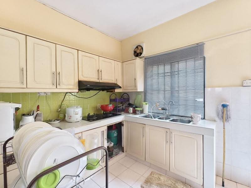 Rumah Teres 2-Tingkat untuk Dijual di Bandar Putra Permai (Seri Kembangan) - Amirah Azmi - Kitchen - PropertyGuru.com.my