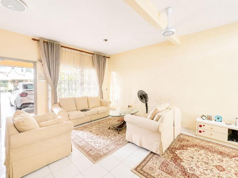 Rumah Teres 2-Tingkat untuk Dijual di Bandar Putra Permai (Seri Kembangan) - Amirah Azmi - Living Room - PropertyGuru.com.my