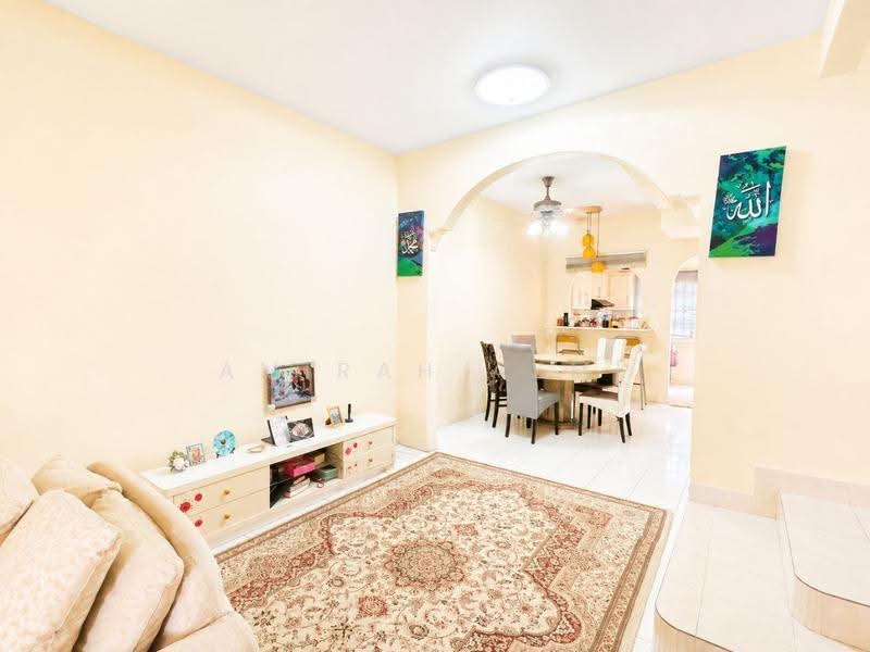 Rumah Teres 2-Tingkat untuk Dijual di Bandar Putra Permai (Seri Kembangan) - Amirah Azmi - Living Room - PropertyGuru.com.my