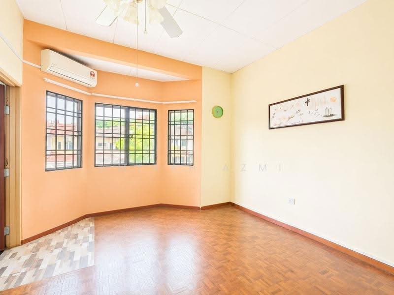 Rumah Teres 2-Tingkat untuk Dijual di Bandar Putra Permai (Seri Kembangan) - Amirah Azmi - Living Room - PropertyGuru.com.my