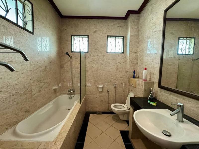 Bungalow House for Sale in Bukit Jelutong (Shah Alam) - Adaw Zain - Bathroom - PropertyGuru.com.my