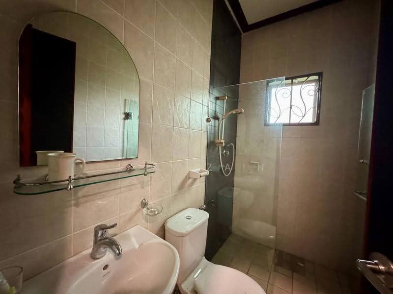 Bungalow House for Sale in Bukit Jelutong (Shah Alam) - Adaw Zain - Bathroom - PropertyGuru.com.my