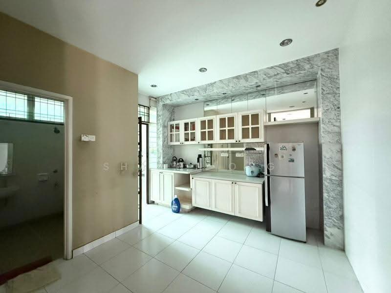 2.5-storey Terraced House for Sale in Taman Impian Emas (Skudai) - Sharon Ong - Kitchen - PropertyGuru.com.my