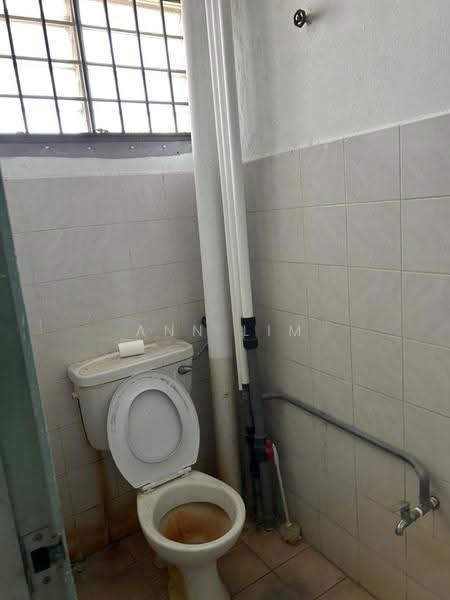 Shop / Office for Rent in Taman Melaka Baru (Batu Berendam) - Ann Lim - Bathroom - PropertyGuru.com.my