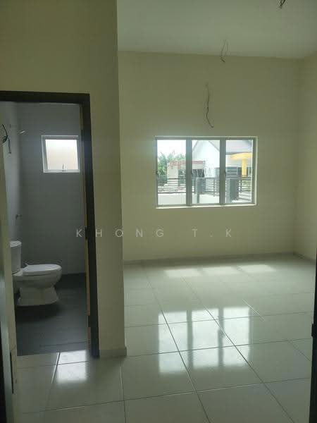 Semi-Detached House for Rent in Seksyen 32 (Shah Alam) - Khong T.K - 1st Master Bedroom w/Bathroom - PropertyGuru.com.my