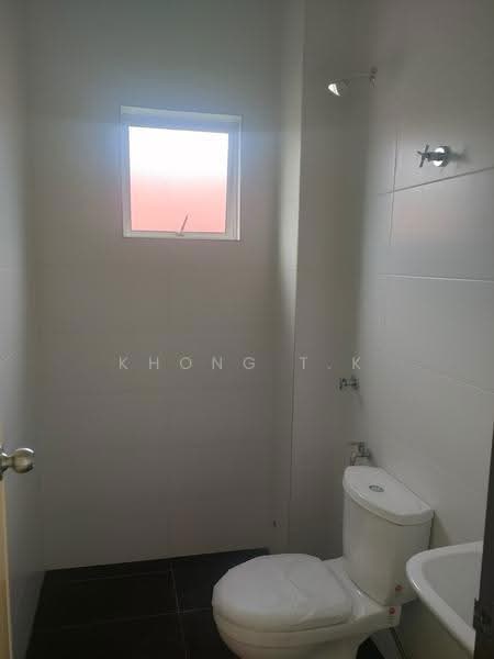 Semi-Detached House for Rent in Seksyen 32 (Shah Alam) - Khong T.K - 1st Master Bathroom - PropertyGuru.com.my