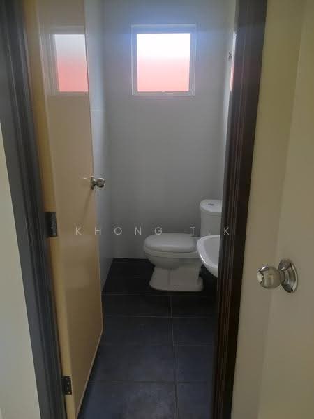 Semi-Detached House for Rent in Seksyen 32 (Shah Alam) - Khong T.K - 2nd Master Bathroom - PropertyGuru.com.my