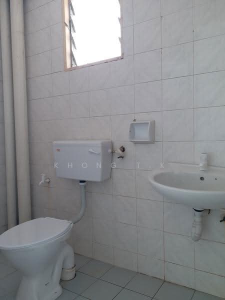 Apartment for Rent at Pangsapuri Randa - Khong T.K - Master Bathroom - PropertyGuru.com.my