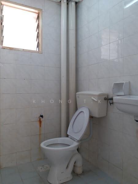 Apartment for Rent at Pangsapuri Randa - Khong T.K - Common Bathroom - PropertyGuru.com.my