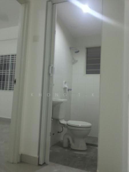 Apartment for Rent at Pangsapuri Randa - Khong T.K - Master Bathroom - PropertyGuru.com.my