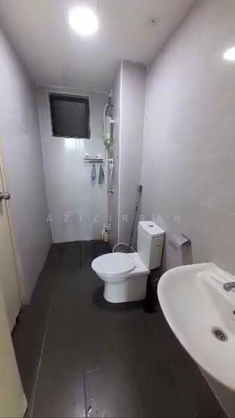 Kediaman Servis untuk Dijual di Vista Alam - Azizirrahim . - Bathroom - PropertyGuru.com.my