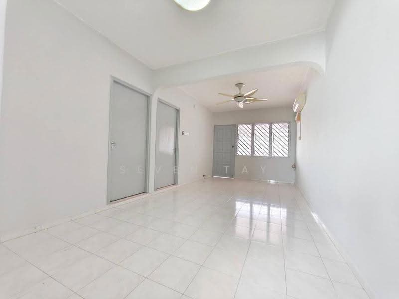Rumah Teres 1-Tingkat untuk Dijual di Bandar Kulai (Kulai) - Seven Tay - Living Room - PropertyGuru.com.my