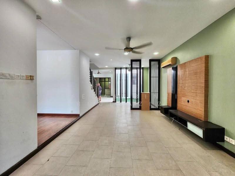 Rumah Teres 2-Tingkat untuk Dijual di Bukit Jelutong (Shah Alam) - Rafedah Binti Abdul Aziz - Living Room - PropertyGuru.com.my