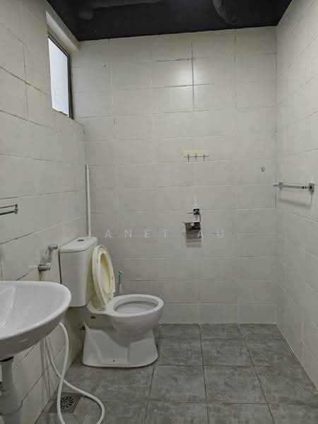 Kediaman Servis untuk Dijual di Park @ One South - Janet Au - Bathroom - PropertyGuru.com.my