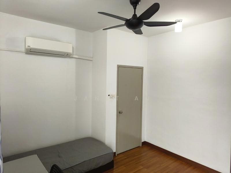 Kediaman Servis untuk Dijual di Park @ One South - Janet Au - Bedroom - PropertyGuru.com.my