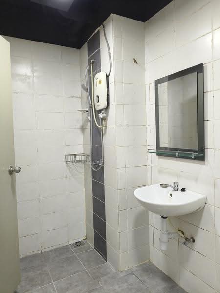 Kediaman Servis untuk Dijual di Park @ One South - Janet Au - Bathroom - PropertyGuru.com.my