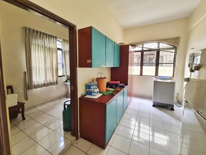Semi-Detached House for Sale in Corner Lot Semi D 2 Storey KGSAAS Golf Club (Shah Alam) - Reena Sarif - Kitchen - PropertyGuru.com.my