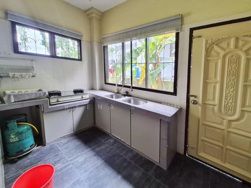 Semi-Detached House for Sale in Corner Lot Semi D 2 Storey KGSAAS Golf Club (Shah Alam) - Reena Sarif - Kitchen - PropertyGuru.com.my