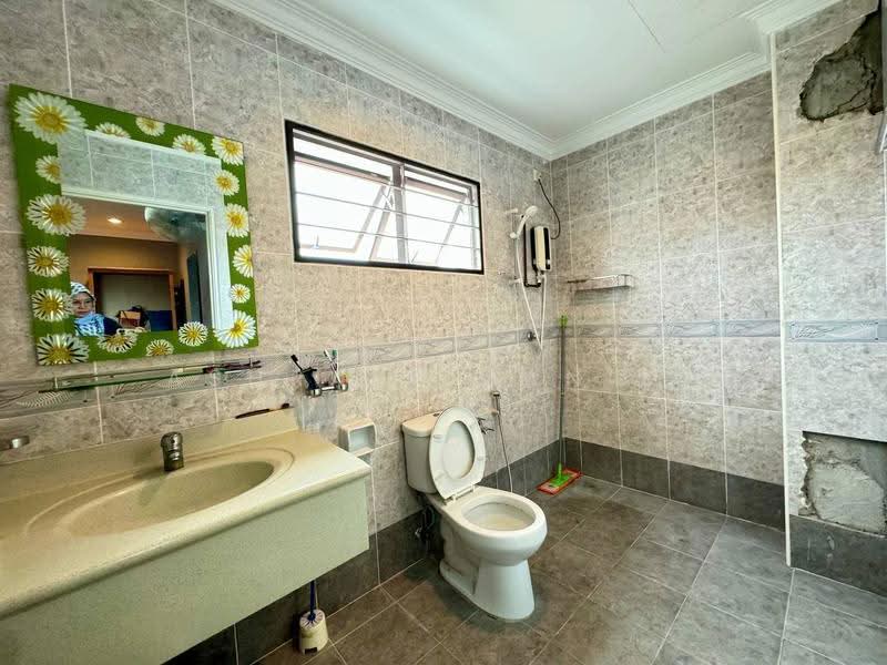 2.5-storey Terraced House for Sale in Bukit Antarabangsa (Ulu Kelang) - Ashraff Daniel - Bathroom - PropertyGuru.com.my