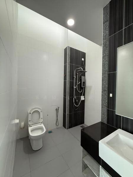 Rumah Teres 2-Tingkat untuk Disewa di Taman Mount Austin (Tebrau) - Sam Liew - Bathroom - PropertyGuru.com.my