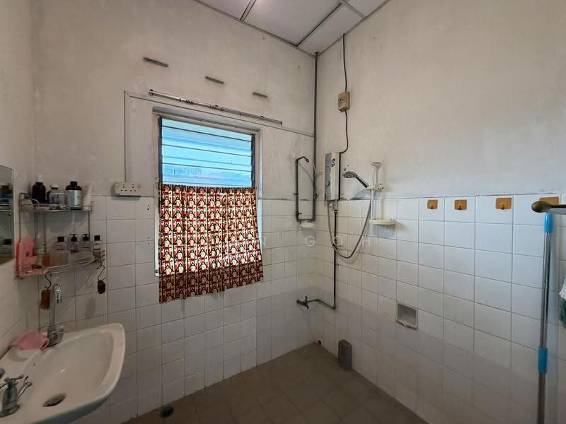 Rumah Teres untuk Disewa di Island Glades (Jelutong) - Qyan Goh - Bathroom - PropertyGuru.com.my