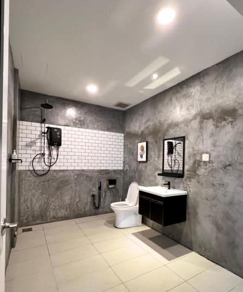 Semi-Detached House for Sale in Taman Yarl (Jalan Klang Lama (Old Klang Road)) - Kho Chng Guan - Bathroom - PropertyGuru.com.my
