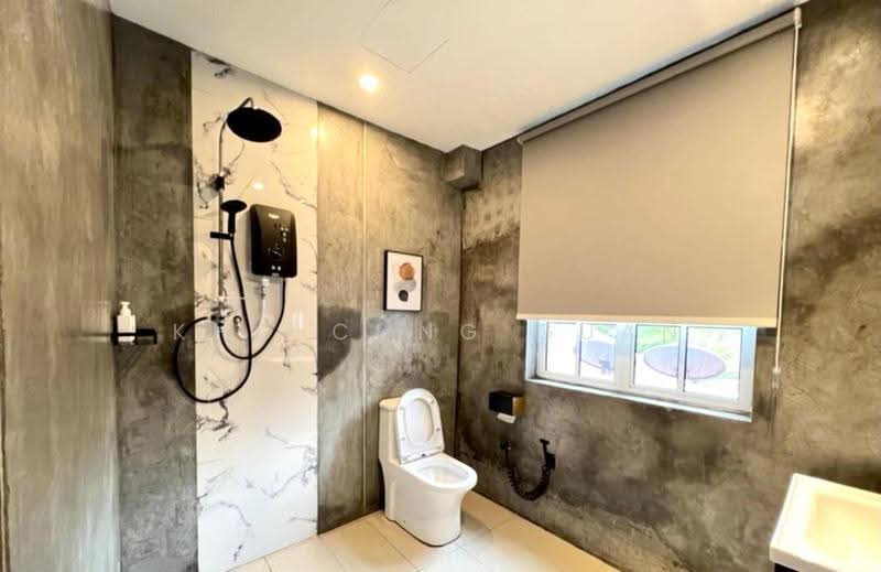 Semi-Detached House for Sale in Taman Yarl (Jalan Klang Lama (Old Klang Road)) - Kho Chng Guan - Bathroom - PropertyGuru.com.my