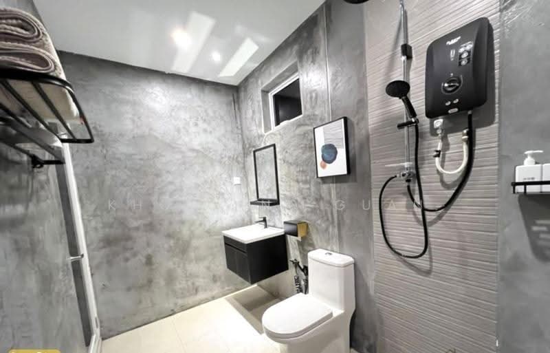 Semi-Detached House for Sale in Taman Yarl (Jalan Klang Lama (Old Klang Road)) - Kho Chng Guan - Bathroom - PropertyGuru.com.my